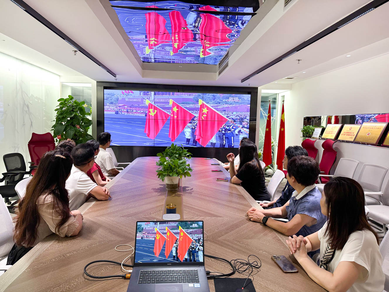 B体育（中国）官方在线登录装饰党支部组织党员观看九三阅兵仪式